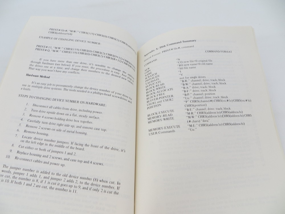 VIC-1541 SINGLE DRIVE FLOPPY DISK USER'S MANUAL - vintage computer book