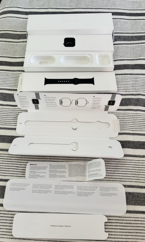 APPLE Watch Series 5 **Empty Boxes Only** 44 mm Space Gray Aluminum