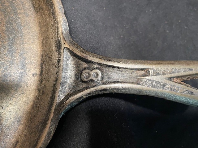 Vintage "D" Cast Iron griddle pan with fire ring 10"