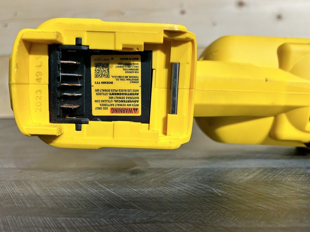 DEWALT DCS381B 20V Variable Speed Reciprocating Saw + Battery