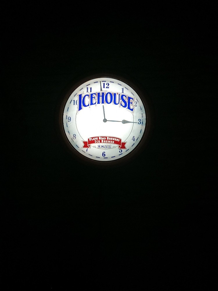 Ice House Pubstyle Wall Clock/Light