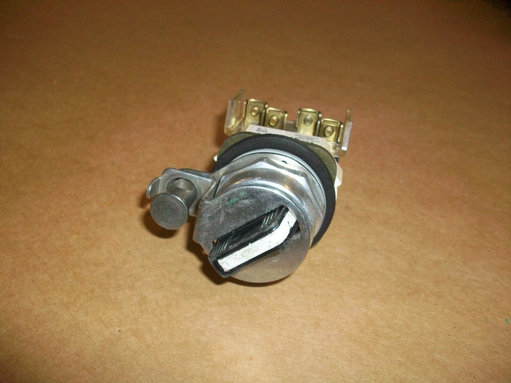 Allen Bradley 800T-H5 Selector Switch Ser T 2 position w/ Locking device