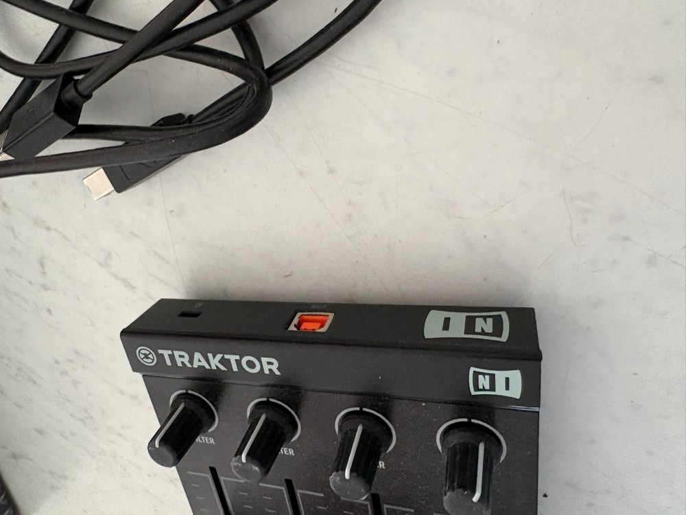 Native Instruments Traktor Kontrol F1