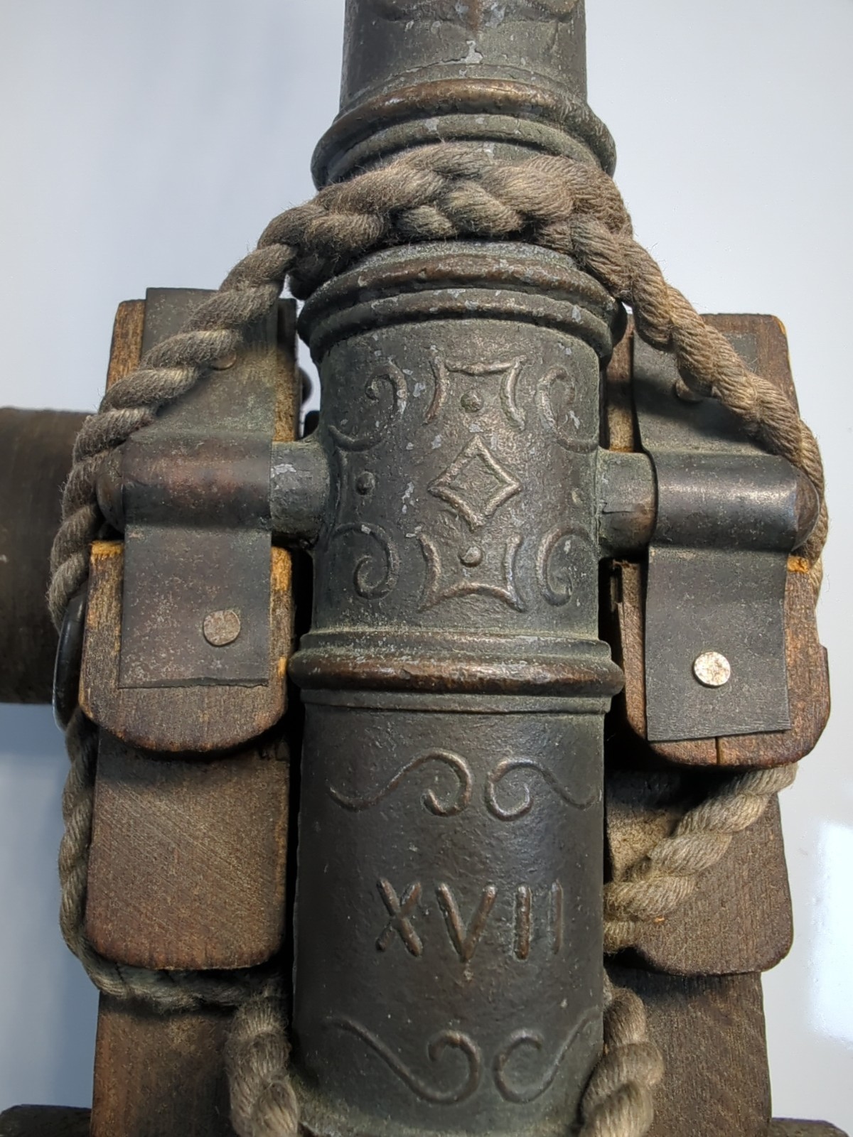 English Naval Cannon Replica XVII Century Cast Iron Oak Carriage NiceDetailing