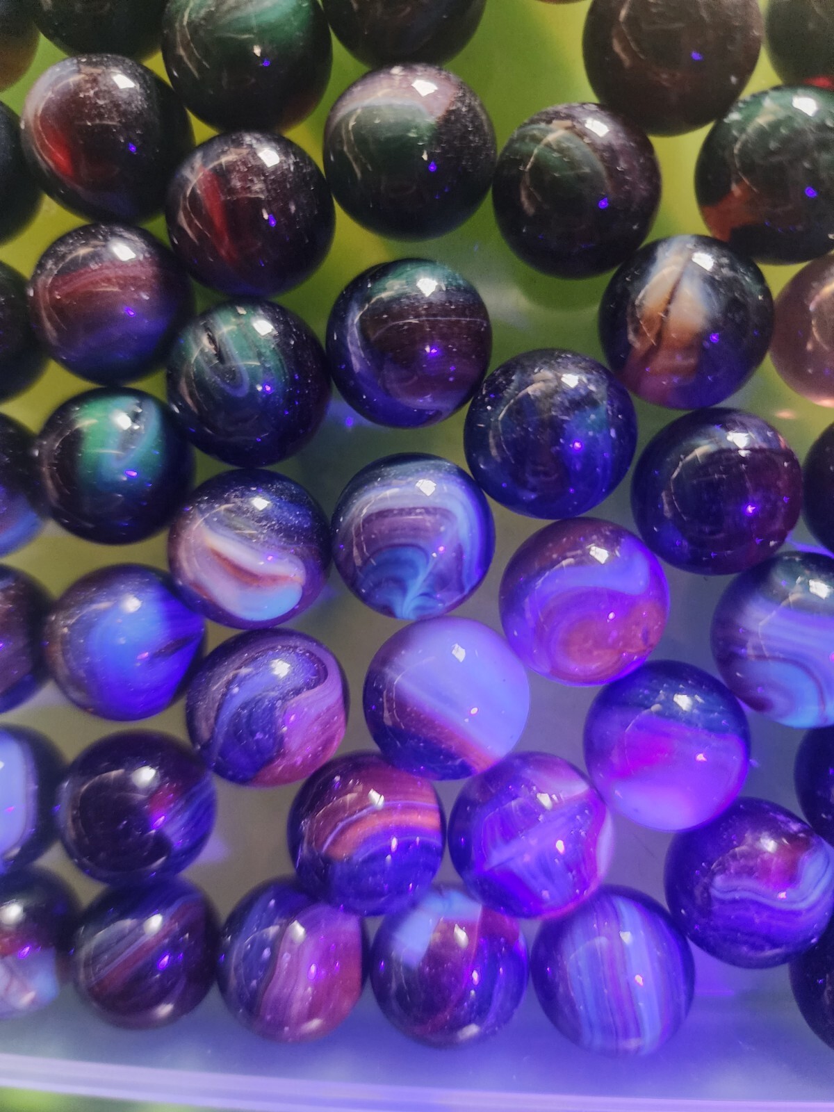 10  UV  REACTIVE MARBLES 5/8" . Great MULTICOLOR  GLOWERS. LOT E. $9.99