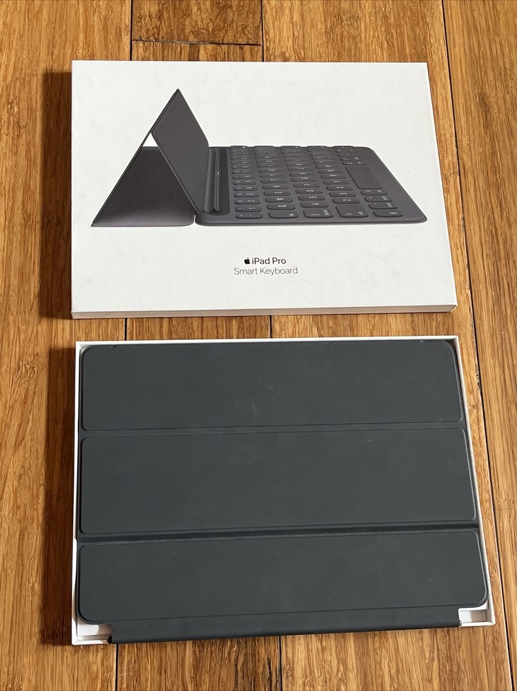 APPLE Smart Keyboard PRE-OWNED NICE!!!