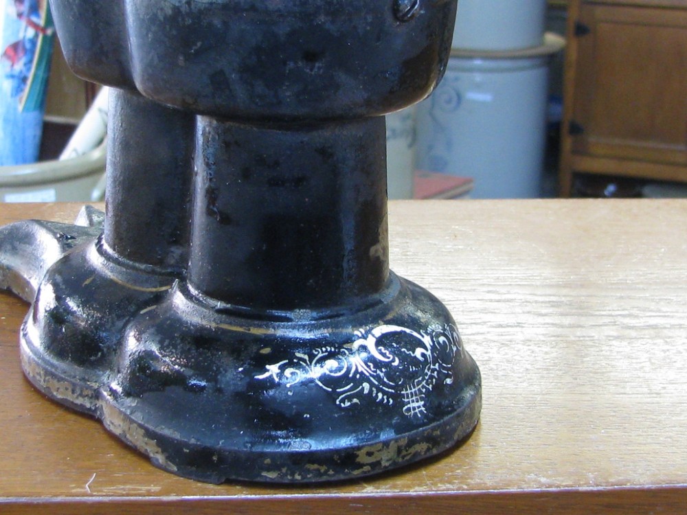 VINTAGE HOWE CAST IRON FISH TAIL SCALE