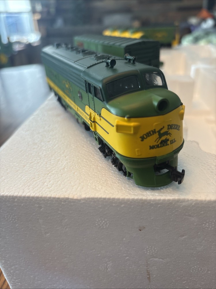 Athern John Deere Model "B" Express HO scale train set