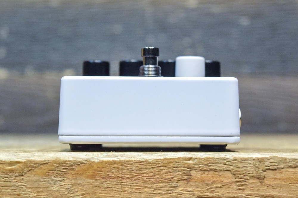 Electro-Harmonix SYNTH9 Synthesizer Machine 9-Preset Synth Emulator Effect Pedal