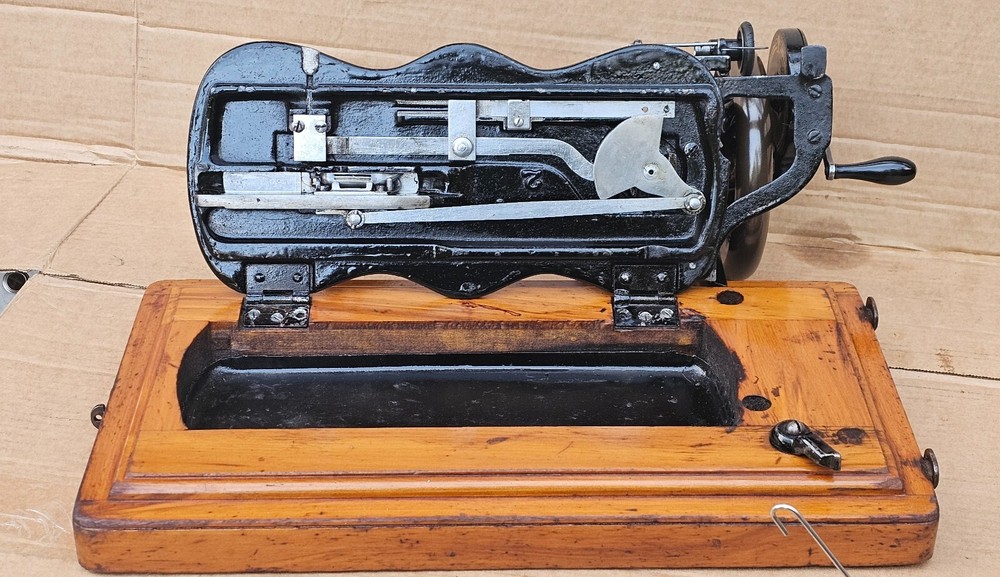 Antique Singer 12K Fiddle base Hand crank Sewing Machine