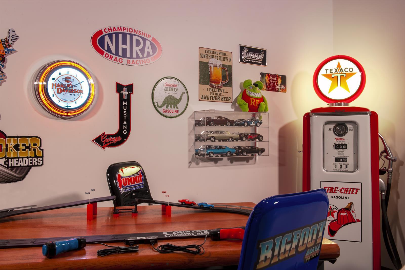 Summit Racing Gifts� Harley-Davidson� Genuine Neon Clock HDL-16623