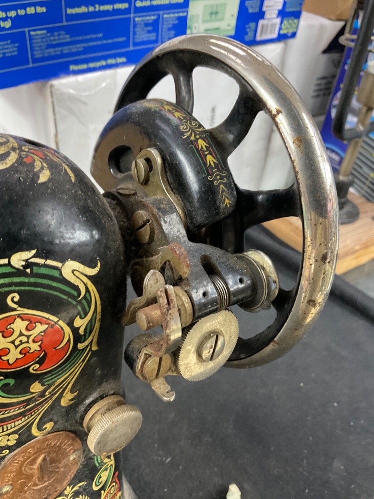 VINTAGE SINGER SEWING MACHINE
