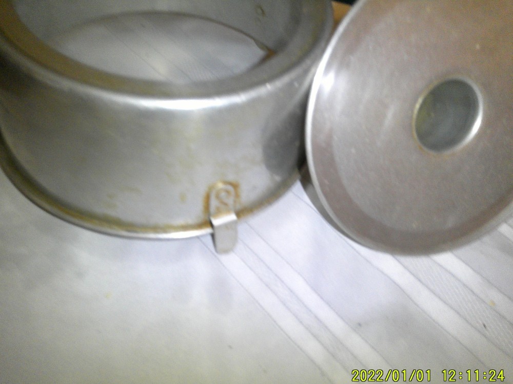 2 DIFFERENT ALUMINUM VINTAGE BUNDT CAKE PANS SHELL LOOK INSERT