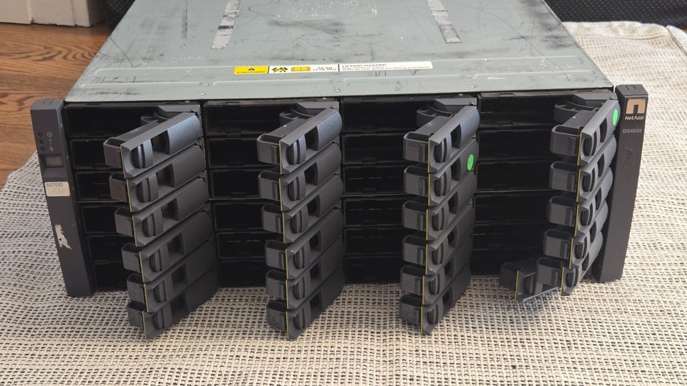 NETAPP DS4243 Disk Array Shelf with 24x SAS Trays