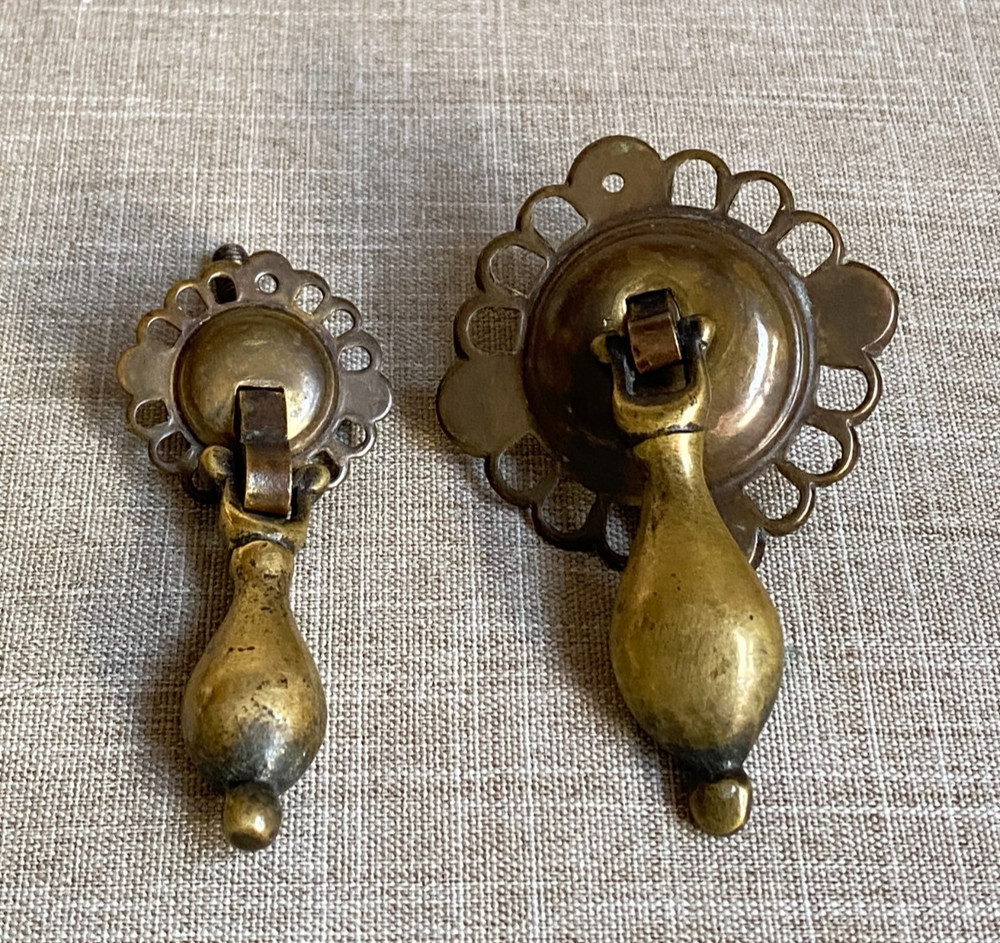 Antique c1925 Set 10 Brass Teardrop Chest Drawer Pulls Handles Plates Fixings