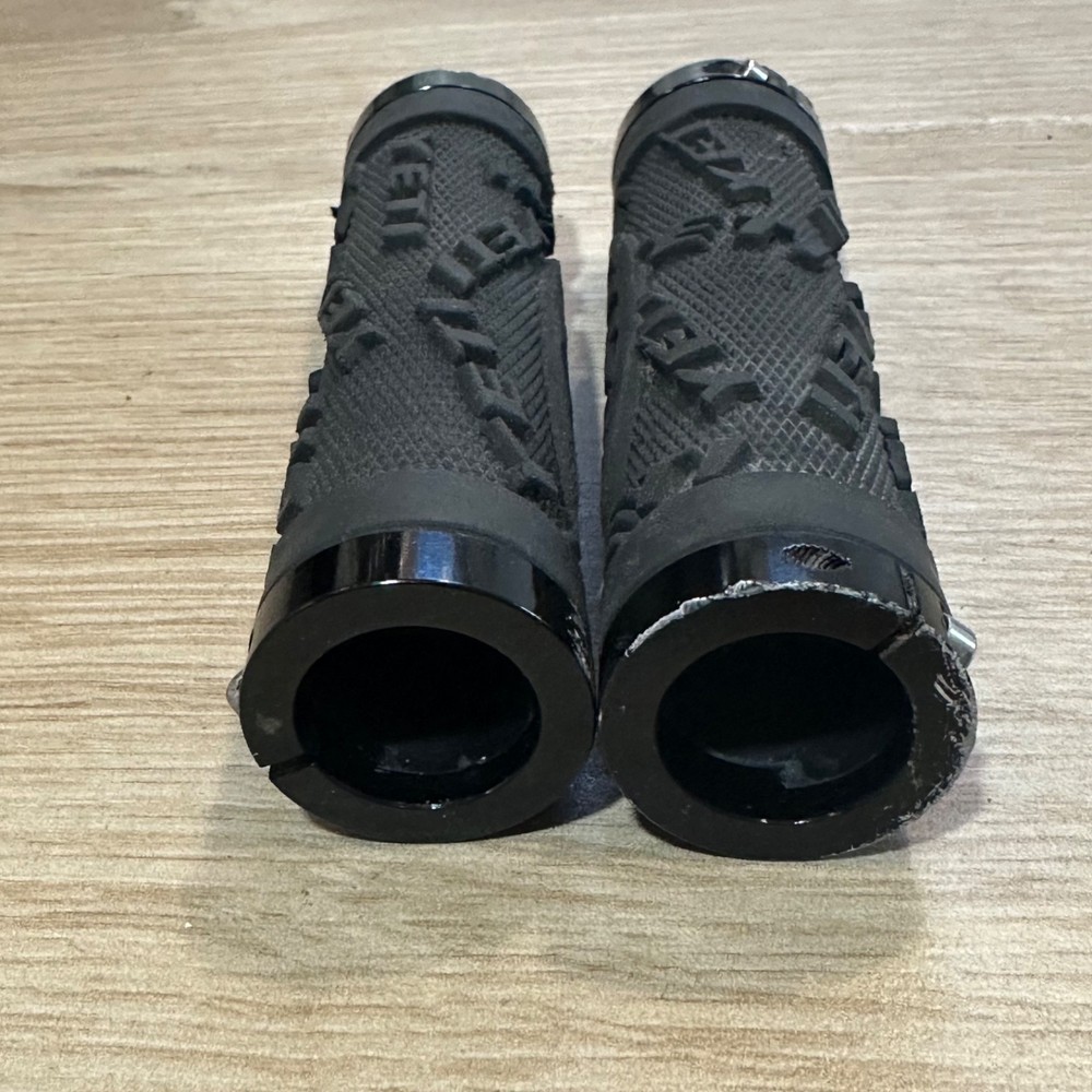 Yeti Lock On Black Bar Ends Grips A1