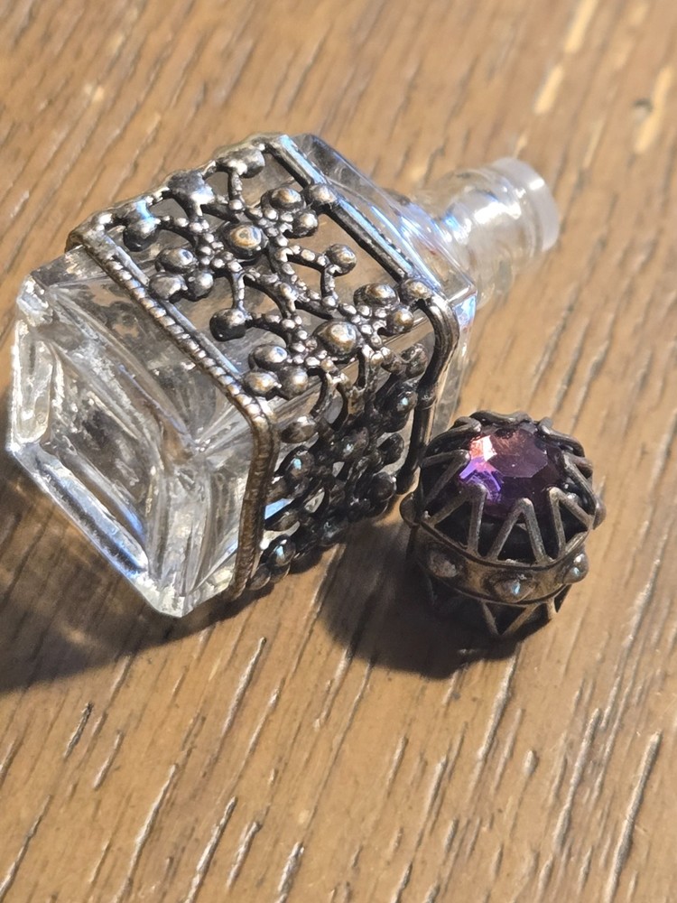 MINI PERFUME BOTTLE w DECORATIVE SILVER OVERLAY ON GLASS-PURPLE STONE CAP #1364