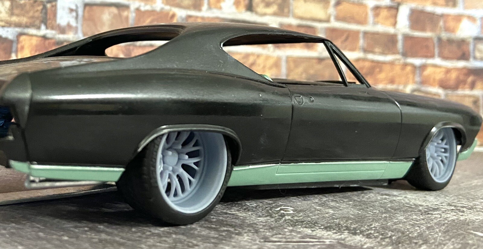 1/24 Scale: 21/20 Inch Weld S82 Wheels With Wide Rear Street Tires; Resin