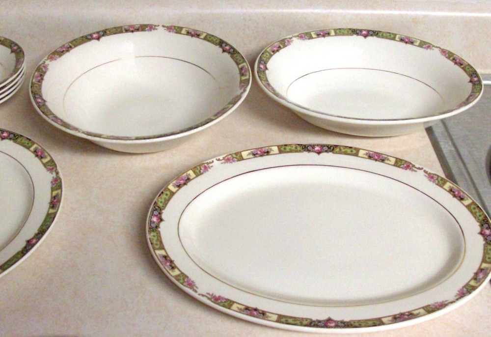 CHARTREUSE 4 PIECE PLACE SETTING Edwin Knowles ALADDIN DESIGN Temporary Reduced