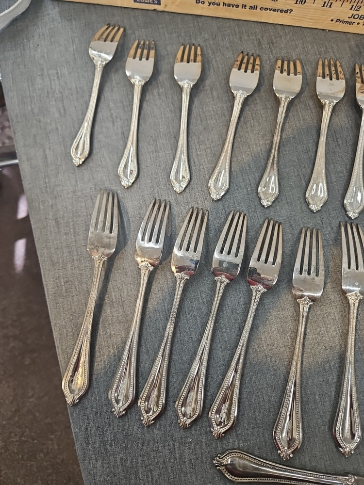 International Silver-Plated Yorkshire Bead Flatware 35pc 7 Place Settings