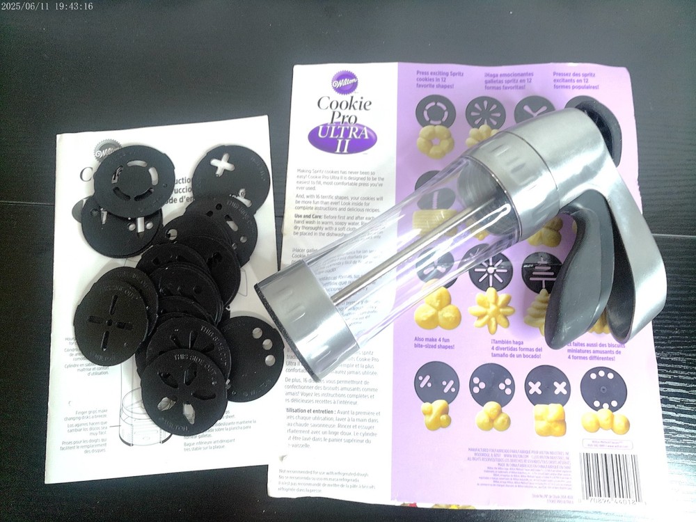 Wilton Cookie Pro Ultra II Soft-Grip Trigger Cookie Press Complete Set