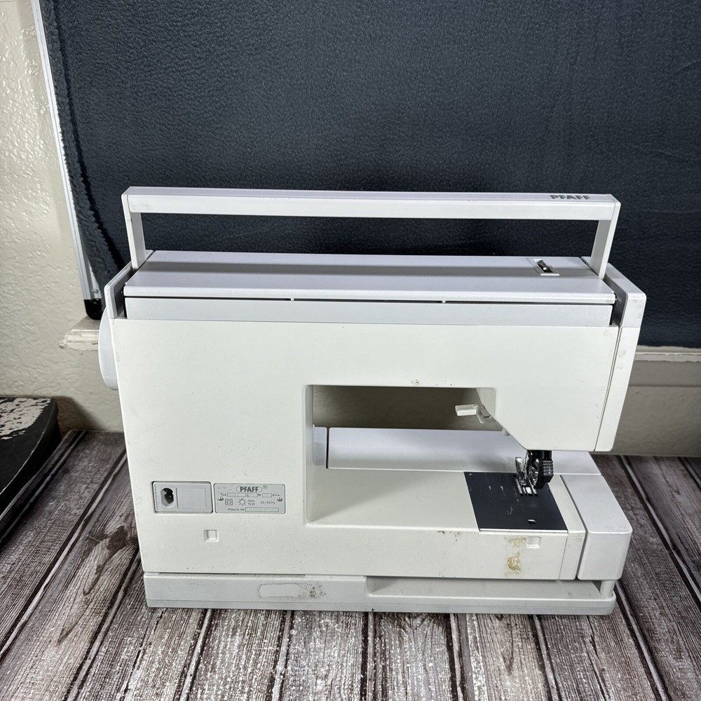 PFAFF Creative 1467 Sewing Machine W/ Pedal, Case