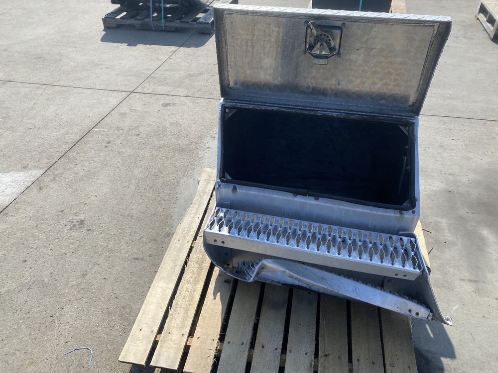 2014 Freightliner Cascadia Tool Box (693-10256)