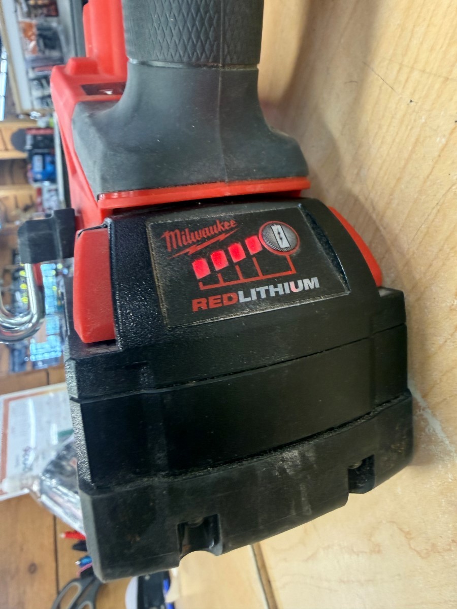 MILWAUKEE 2746-20 18GA BRAD NAILER W/ XC 5.0AH BATTERY BUNDLE (ECP018658)