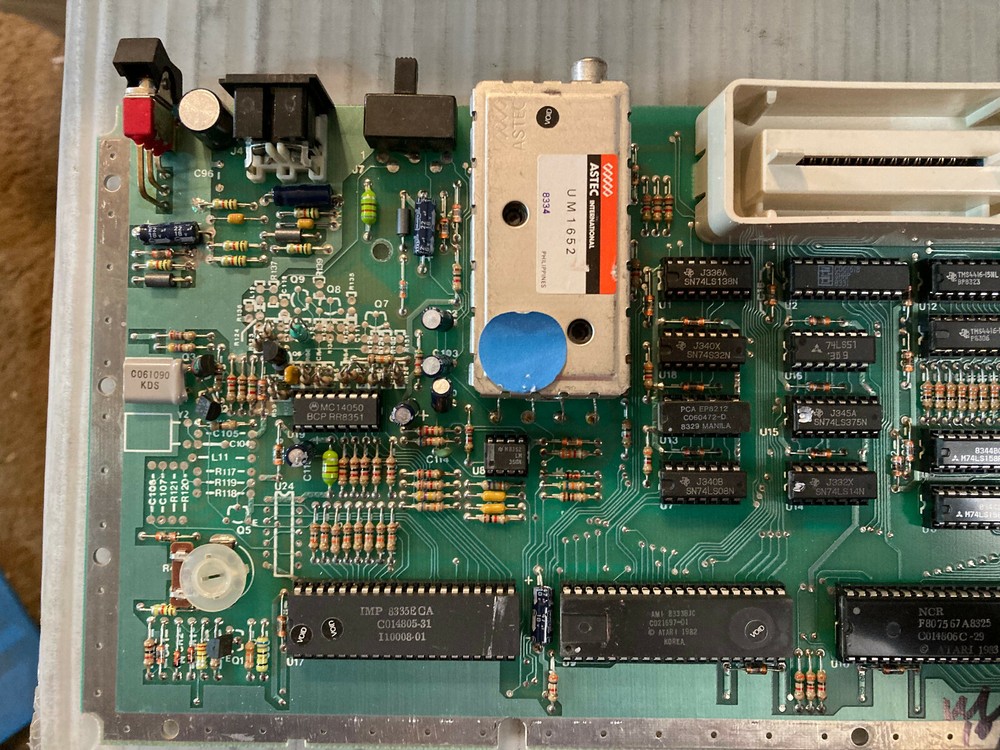 Top and bottom case Atari 600XL Removed from computer