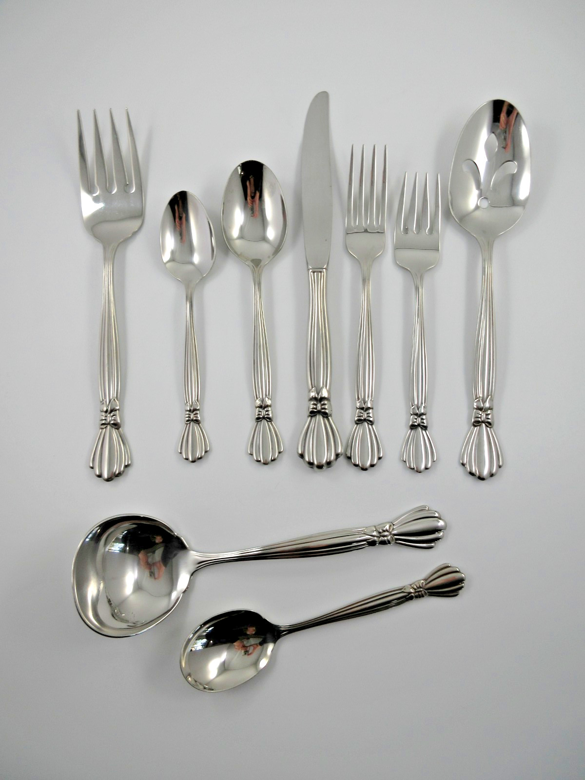 Oneida Deluxe ALEXIS Stainless Steel Glossy Flatware Your Choice of Pieces