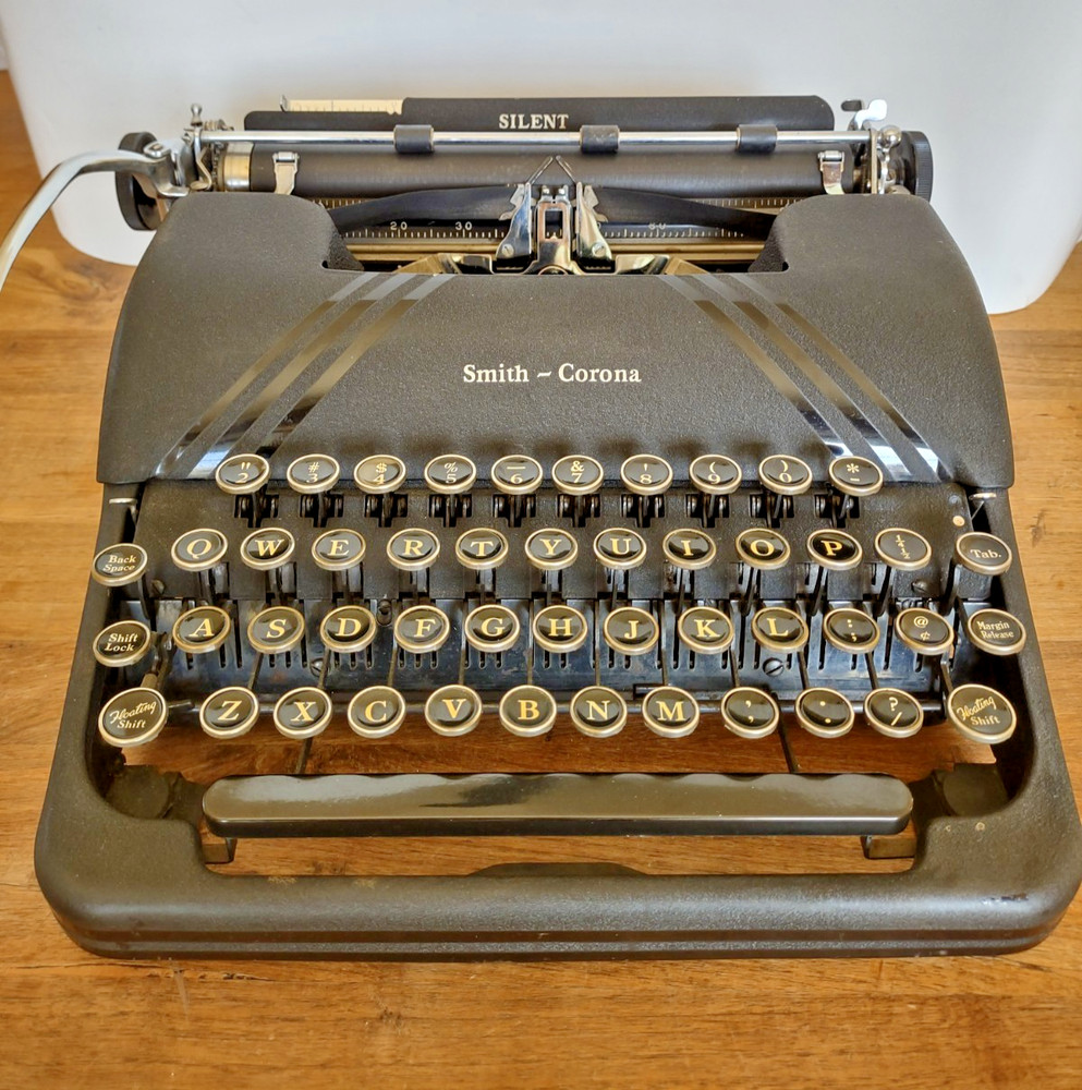 [Excellent] 1949 Smith-Corona Silent "Floating Shift" black typewriter with case