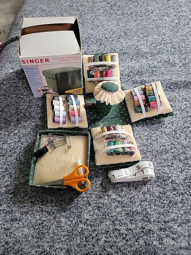 Singer/Foldable Sewing Cube. Pre Owned