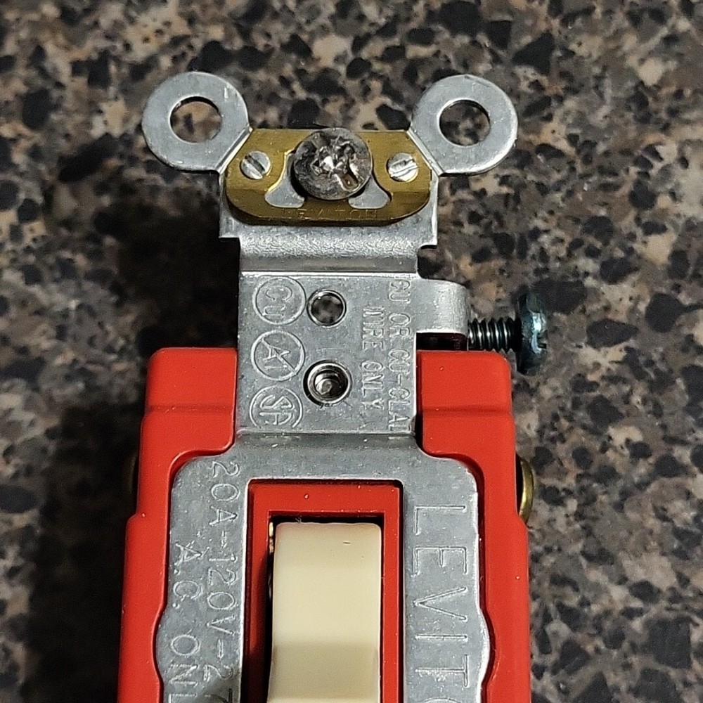 NEW! Leviton 1224-21 Toggle Switch 20A 120/277V AC/CA Ivory