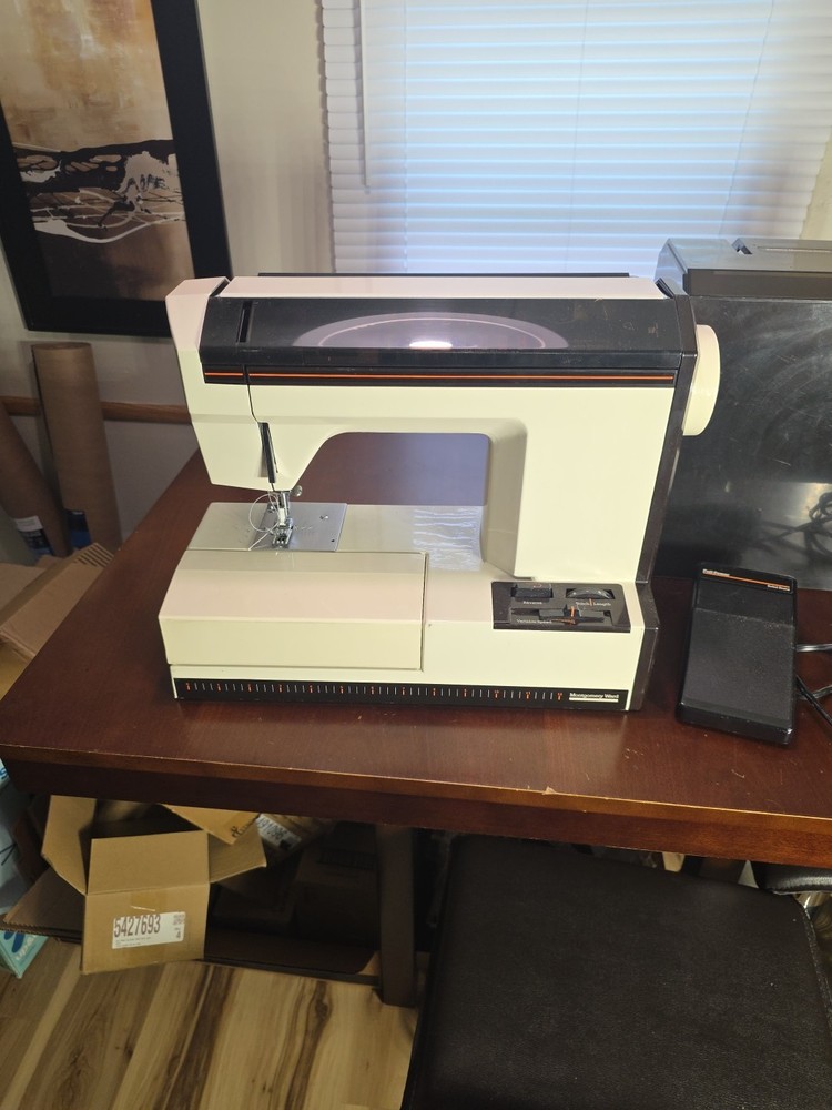 Montgomery Ward Model 1984/ UHT J1984 Sewing Machine with Case