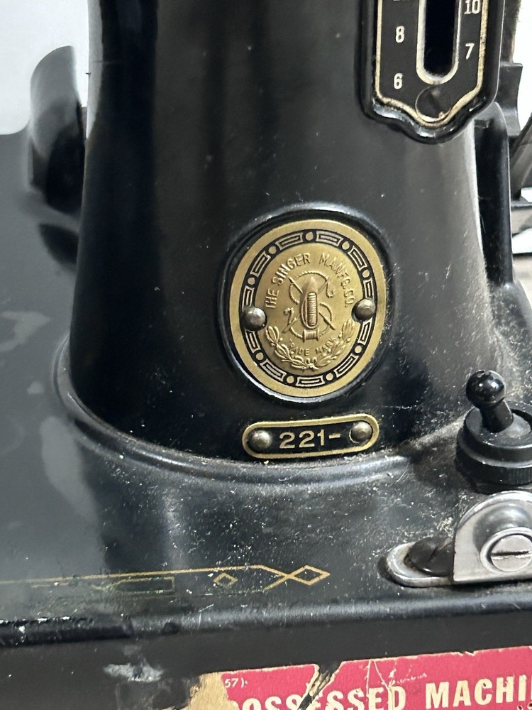 1957 SINGER FEATHERWEIGHT Sewing Machine #221 with Case
