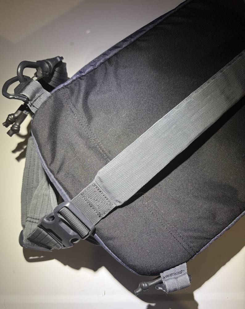 VIKTOS Upscale XL Midsize Concealed Carry Slingbag