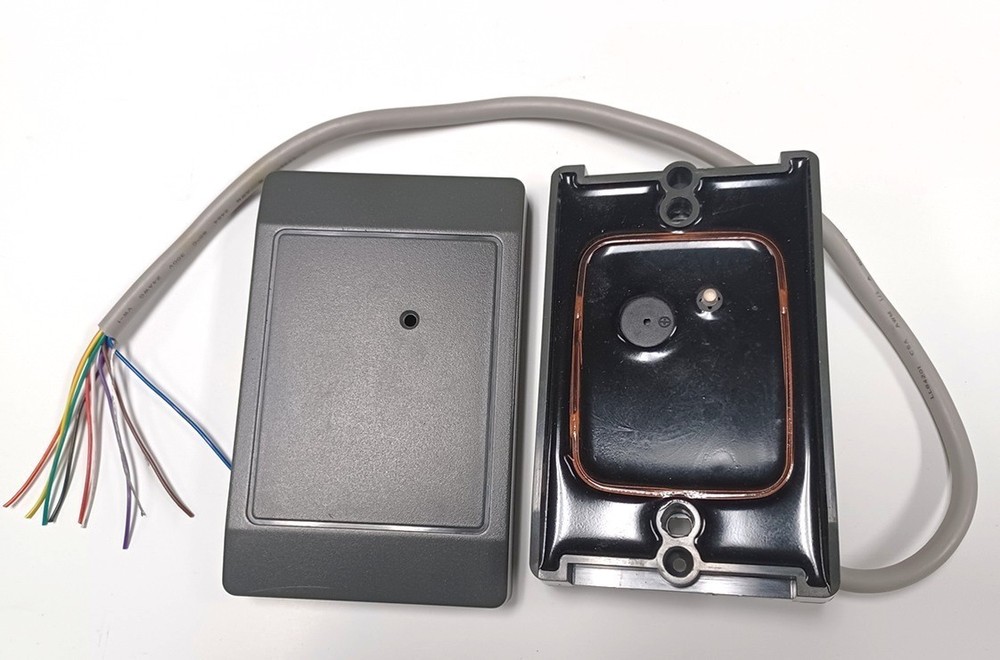 HID 5395CK100 ThinLine II Wall Switch Reader, Black or Gray, Used.