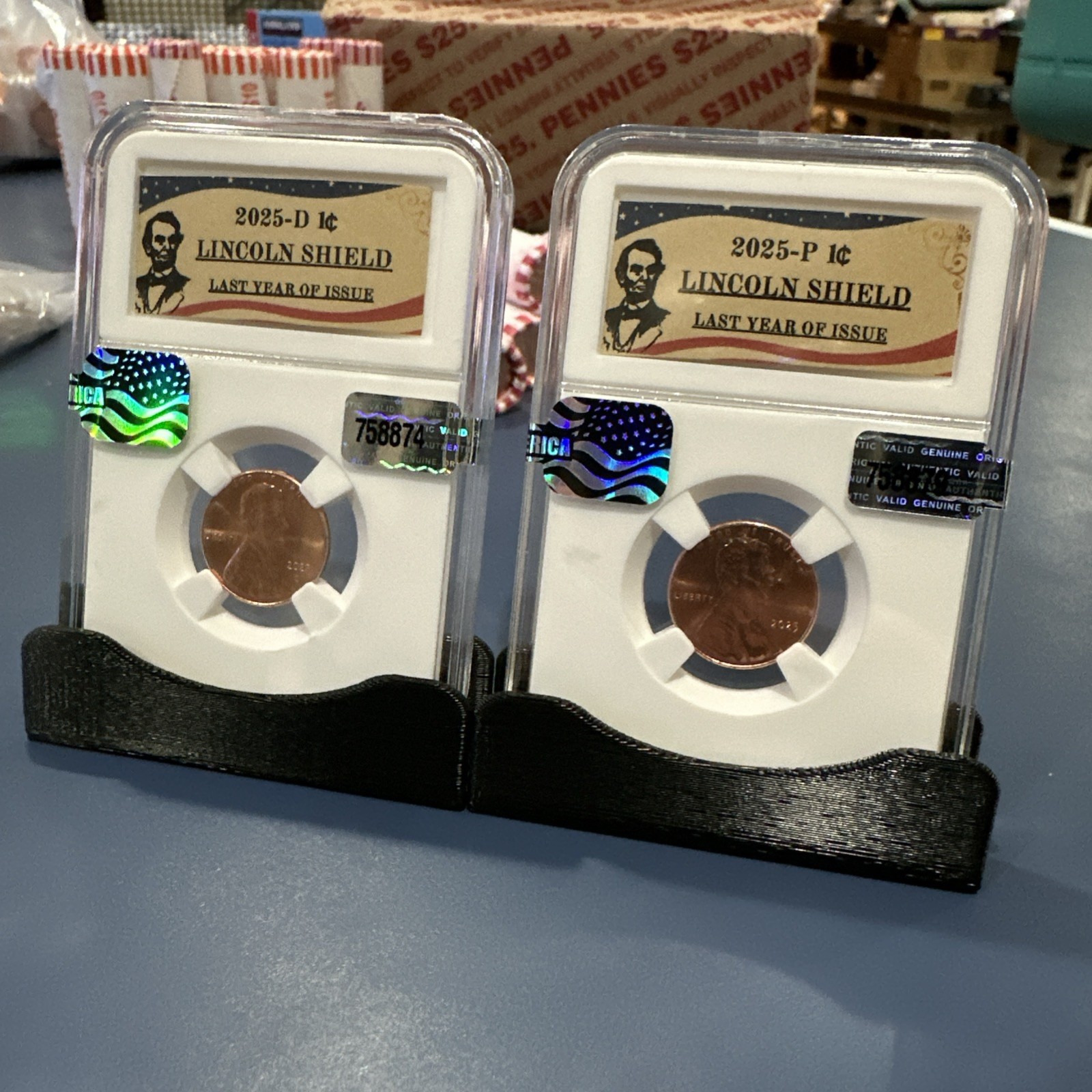 2025 P & D LINCOLN SHIELD CENT UNCIRCULATED ⭐ it comes with two slab holders ￼