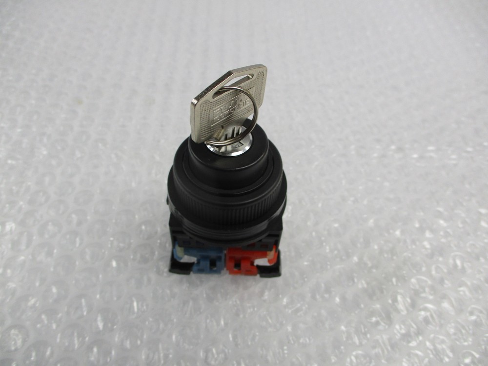 FUJI ELECTRIC AR30JR-2A SELECTOR SWITCH W/KEY NSNP