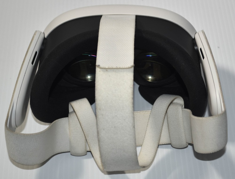 Meta Quest 3 VR Headset 256GB w/ Controllers - Working