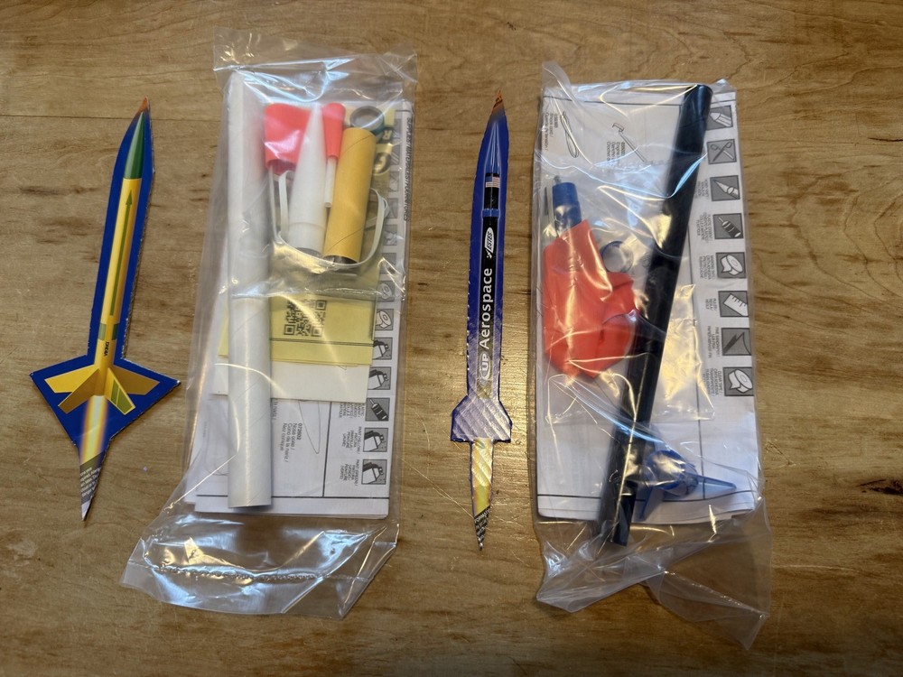 2X ESTES Flying Model Rocket Kits Viking & SpaceLoft