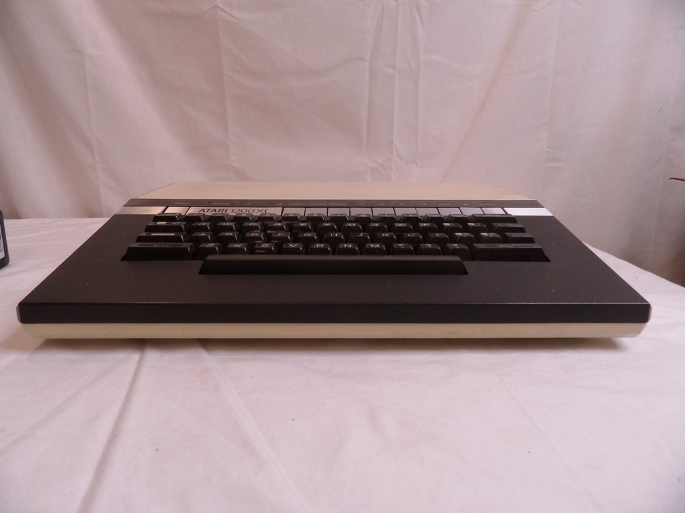 Atari 1200XL Computer Game Console w/ Power & Composit Video cable - Tested