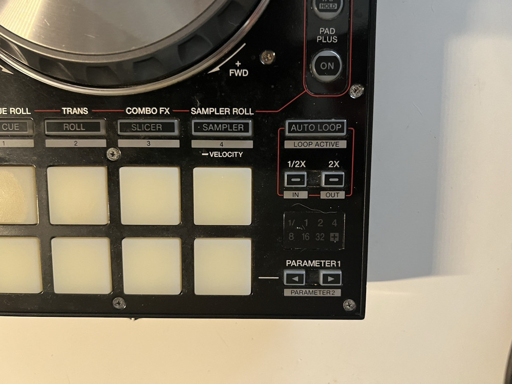 Pioneer DDJ-SR Digital DJ Controller Comes With Extras please read description