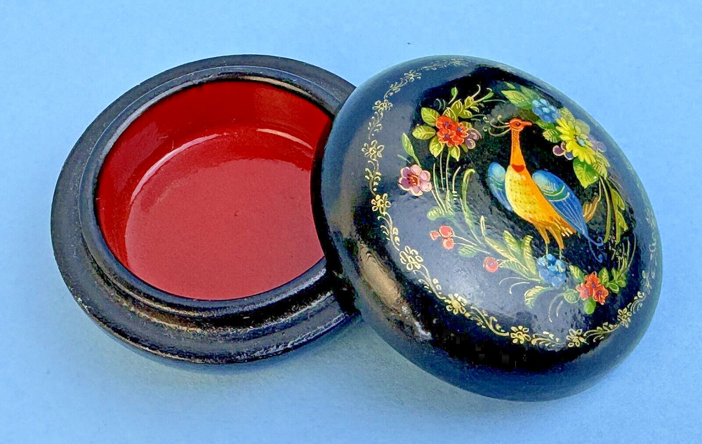 Beautiful Hand Painted Vintage Russian Lacquer Snuff Box