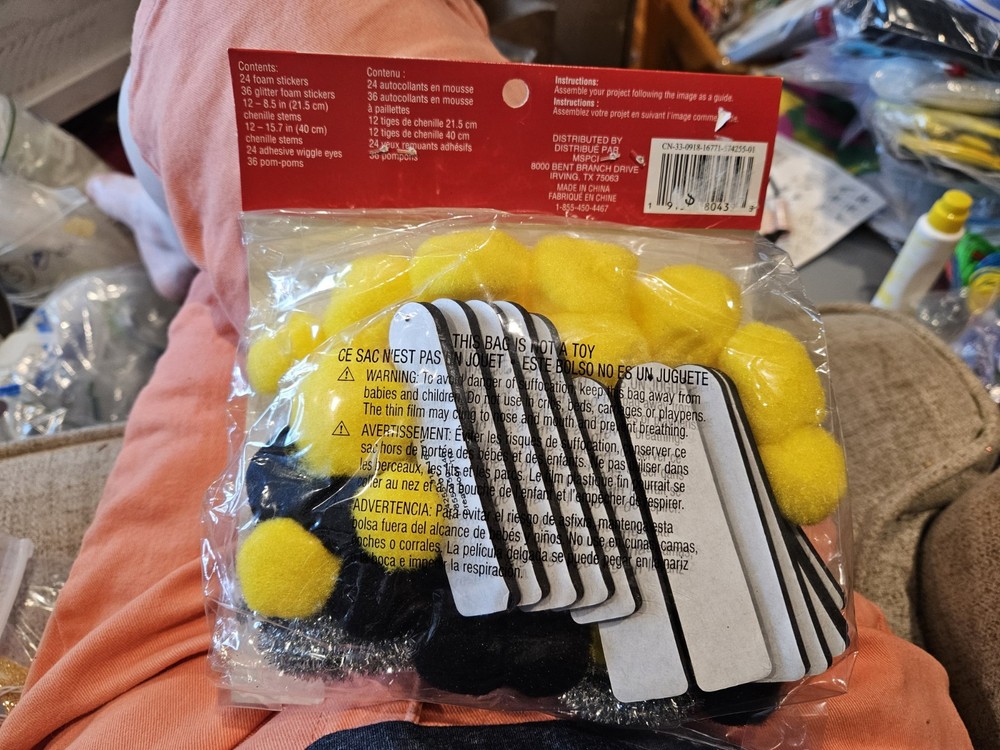 New Pom Pom Craft Kit Bee Makes 12