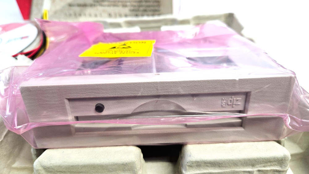 Iomega Zip 250MB Internal ATAPI IDE Drive Kit Complete in Box, PC/Mac Compatible