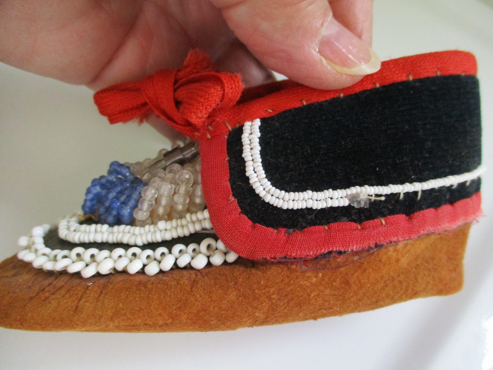 COLLECTIBLE NATIVE AMERICAN INDIAN BEADED CHILD's MOCCASINS