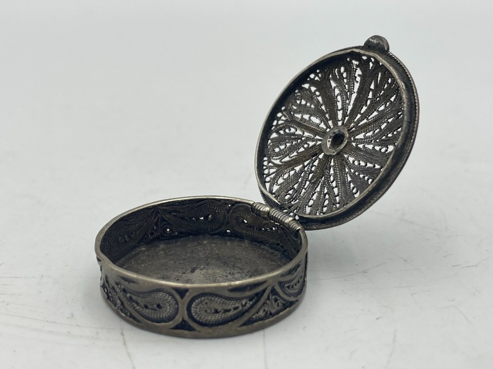 ANTIQUE SILVER FILIGREE round shape BOX compact pill Box