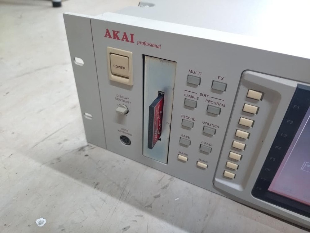 AKAI S5000 MIDI Stereo Digital Sampler