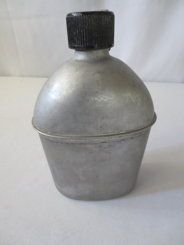 WWII Canteen Navy Vollrath 1945 w/ old wool lined cover lift the dot snaps